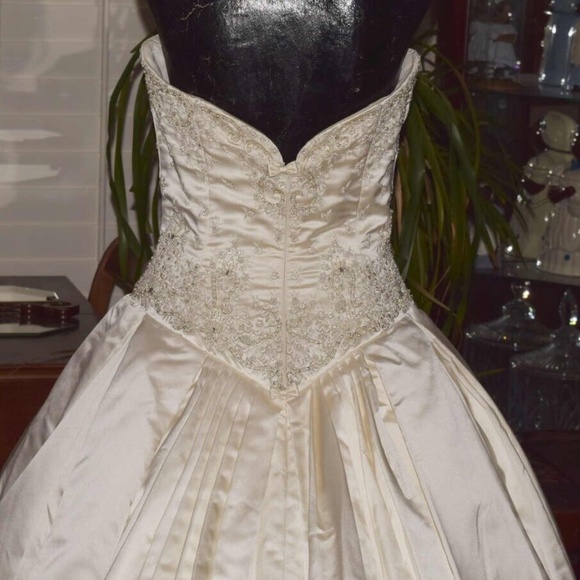 Reem Acra Rich Wedding Dress Size 10 in Ivory - Style Name is Rich - Sample - Picture 8 of 13